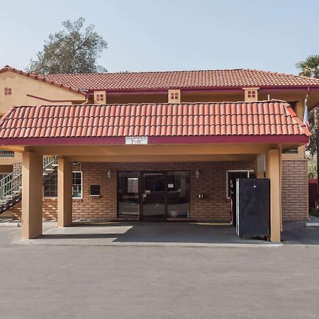 Hotel Super 8 By Wyndham Visalia Esterno foto