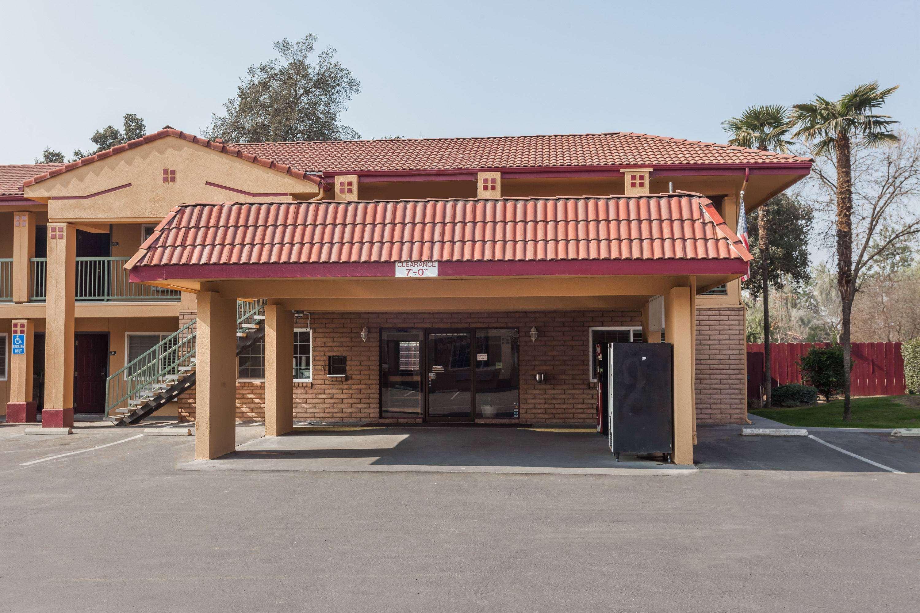 Hotel Super 8 By Wyndham Visalia Esterno foto