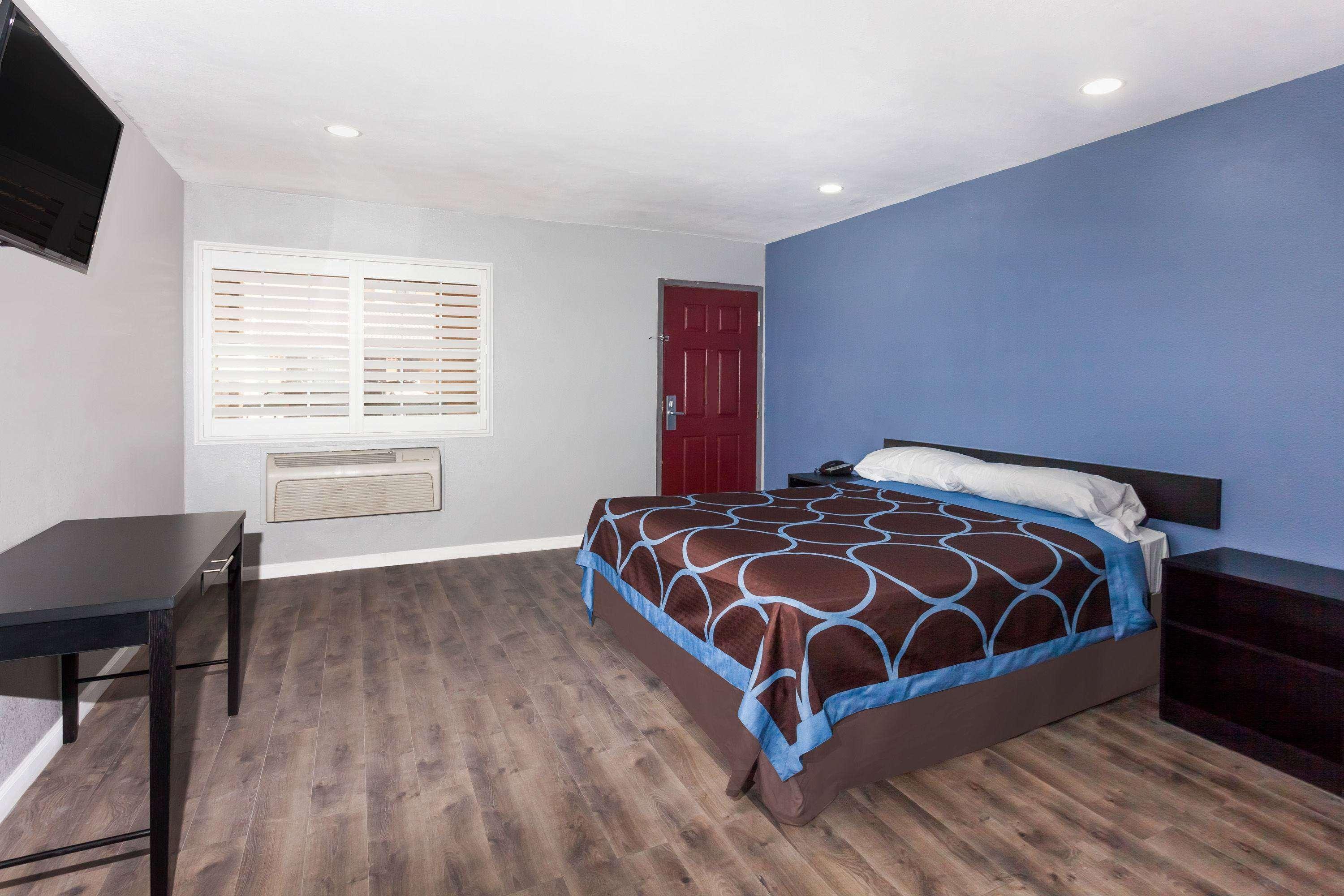 Hotel Super 8 By Wyndham Visalia Esterno foto