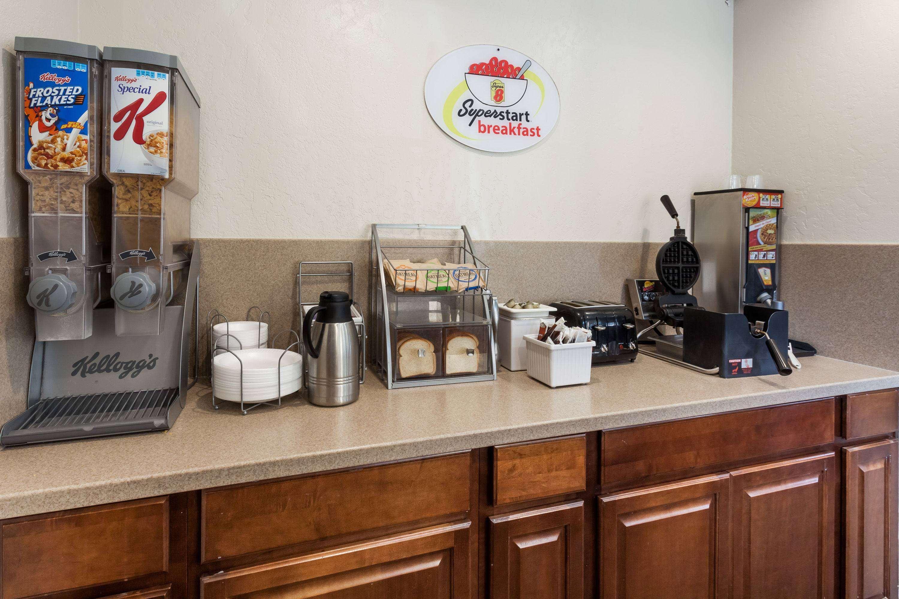 Hotel Super 8 By Wyndham Visalia Esterno foto