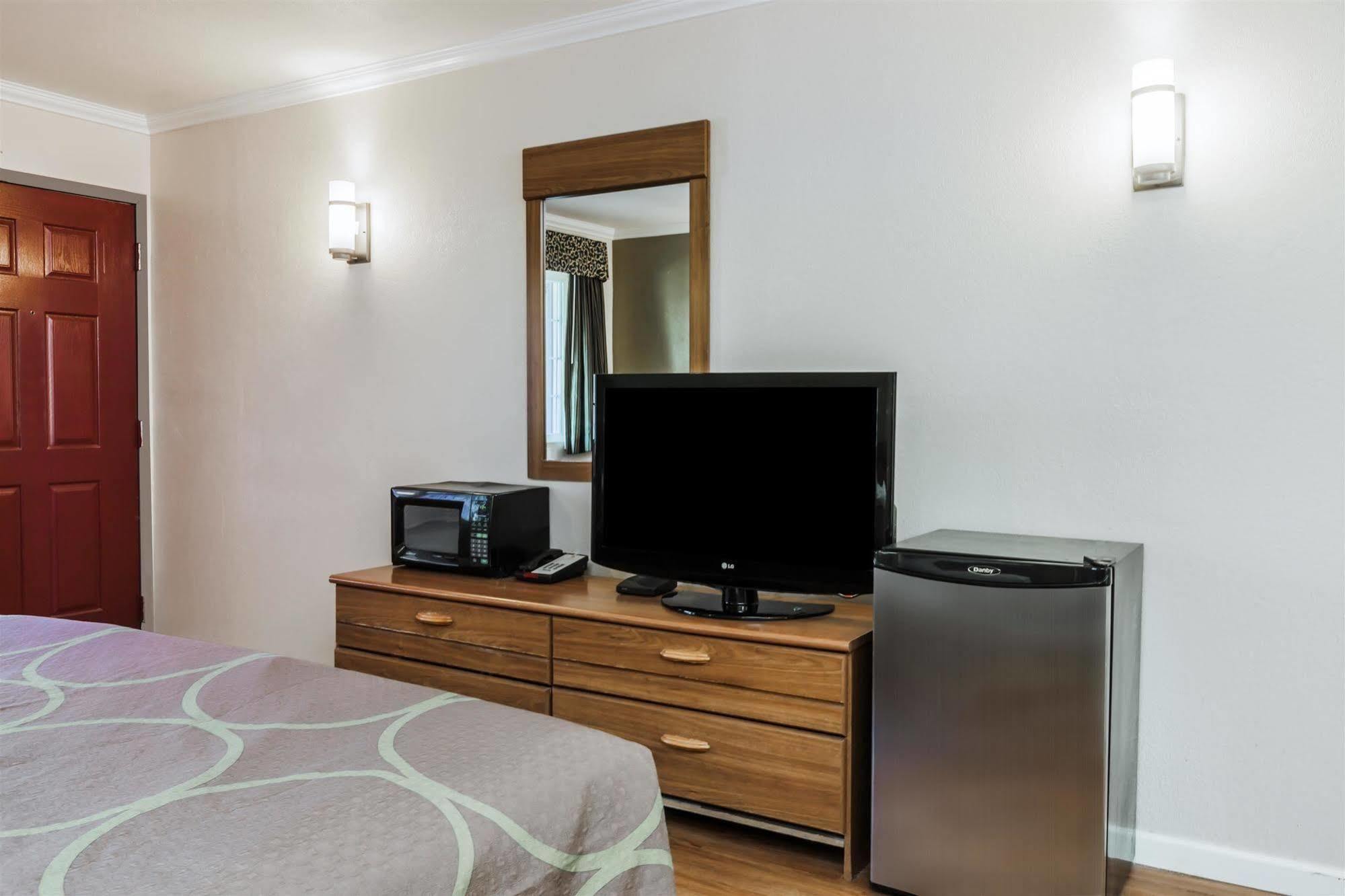 Hotel Super 8 By Wyndham Visalia Esterno foto