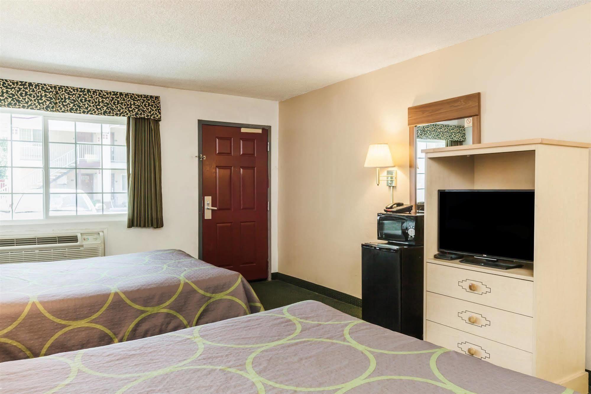 Hotel Super 8 By Wyndham Visalia Esterno foto