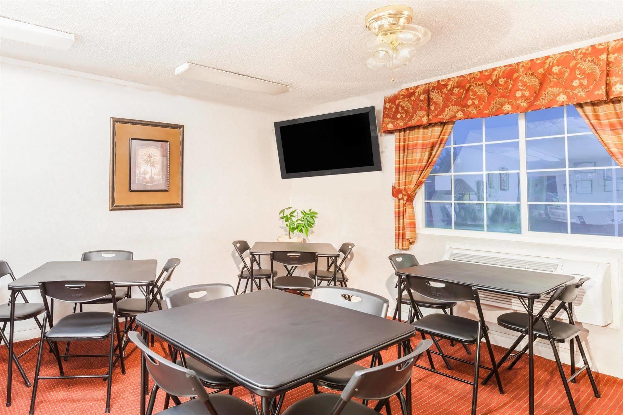 Hotel Super 8 By Wyndham Visalia Esterno foto