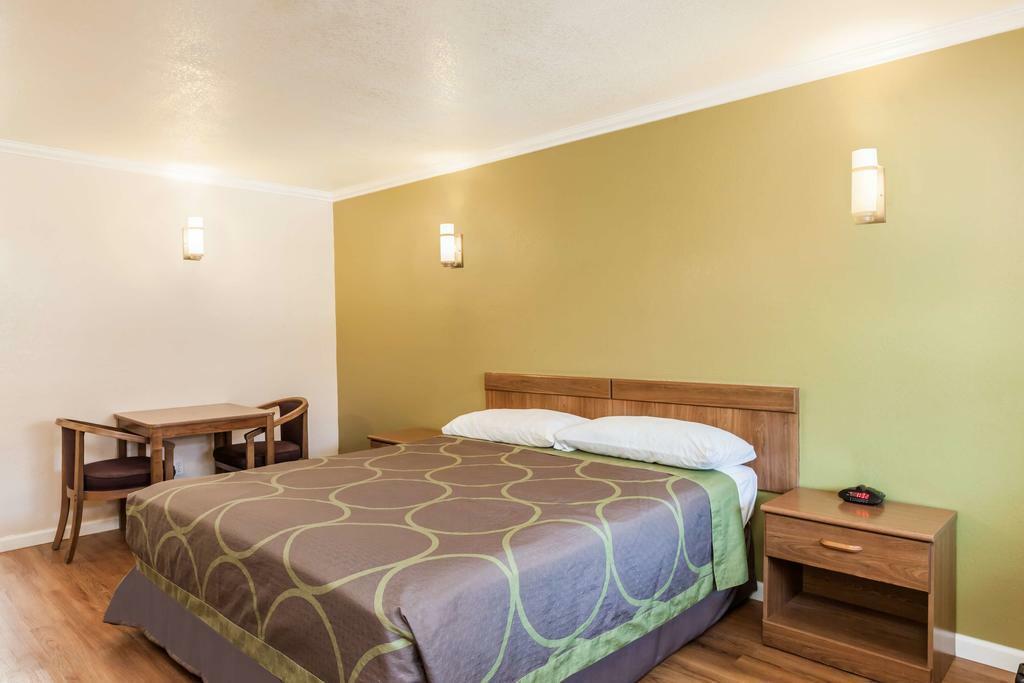 Hotel Super 8 By Wyndham Visalia Esterno foto